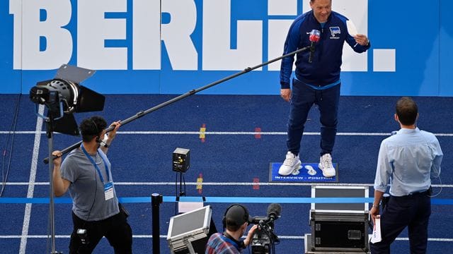 Herthas Trainer Pal Dardai (oben, r) spricht beim Interview vor dem Spiel. Herthas Trainer Pal Dardai (oben, r) spricht beim Interview vor dem Spiel.