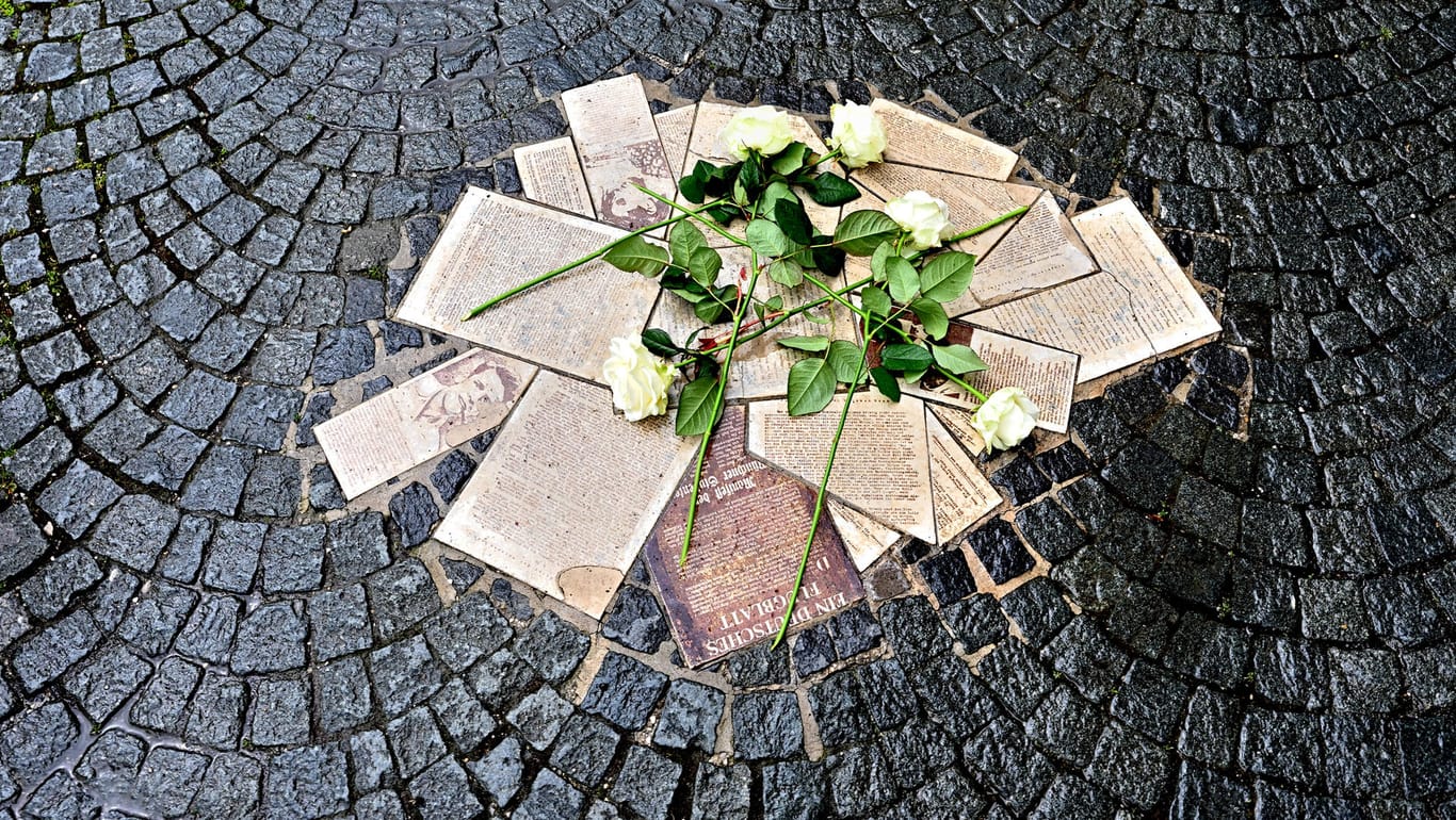 Gegen das Vergessen: Denkmal aus Flugblättern der Weißen Rose vor dem Haupteingang der Ludwig-Maximilians-Universität in München.