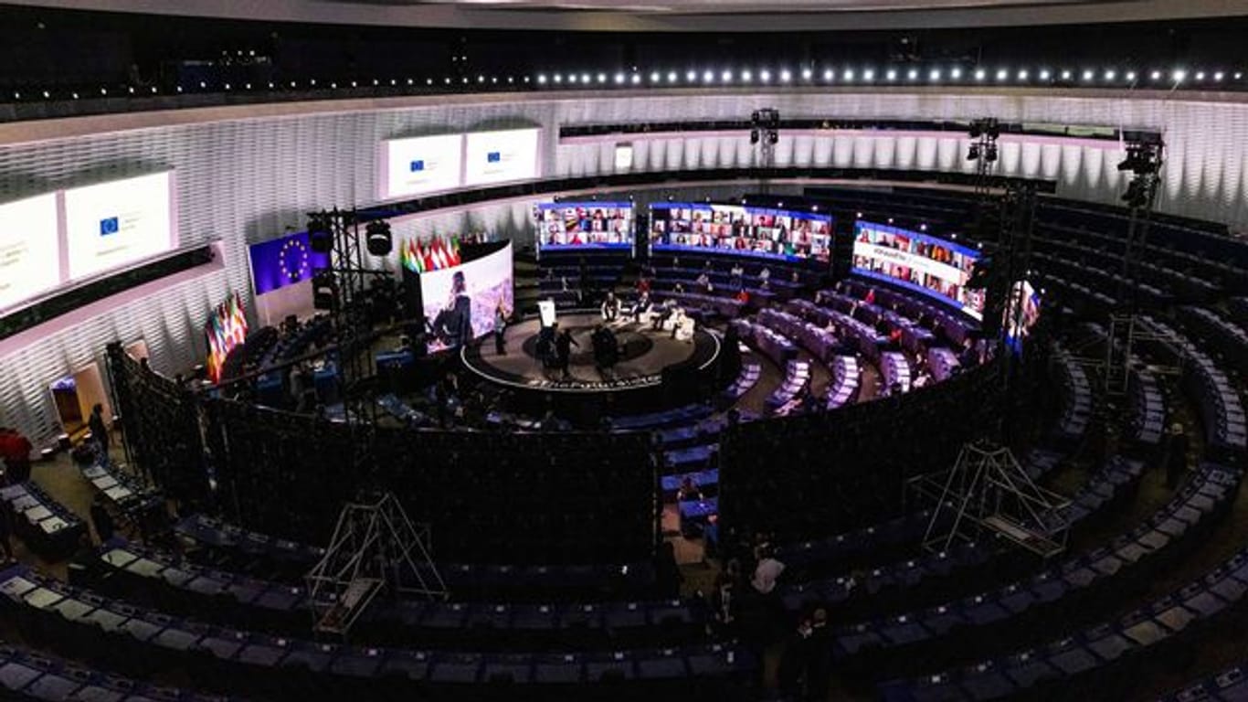 Blick in die Eröffnungsveranstaltung der Konferenz zur Zukunft Europas im Plenarsaal des Europäischen Parlaments in Straßburg.