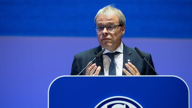 Peter Peters spricht bei der Mitgliederversammlung.