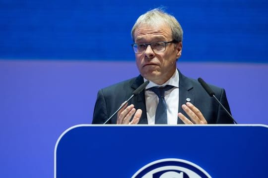 Peter Peters spricht bei der Mitgliederversammlung.