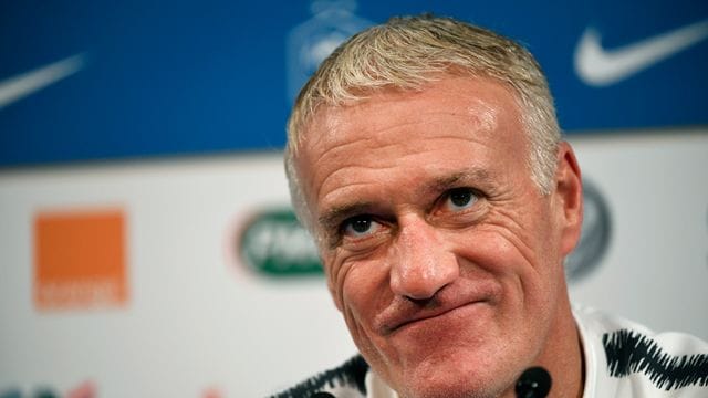 Didier Deschamps, Trainer der französischen Fußballnationalmannschaft, beantwortet auf einer Pressekonferenz Fragen von Journalisten. Didier Deschamps, Trainer der französischen Fußballnationalmannschaft, beantwortet auf einer Pressekonferenz Fragen von Journalisten.