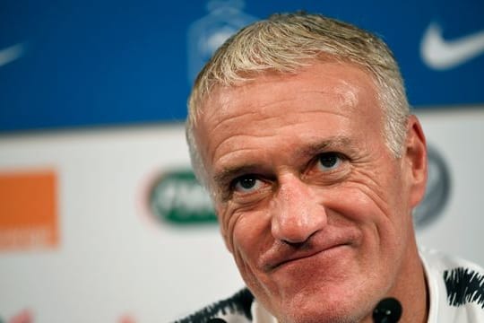 Didier Deschamps, Trainer der französischen Fußballnationalmannschaft, beantwortet auf einer Pressekonferenz Fragen von Journalisten.