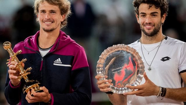 Madrid-Sieger Alexander Zverev (l) und der Zweitplatzierte Matteo Berrettini erhalten ihre Trophäen während der Siegerehrung. Madrid-Sieger Alexander Zverev (l) und der Zweitplatzierte Matteo Berrettini erhalten ihre Trophäen während der Siegerehrung.