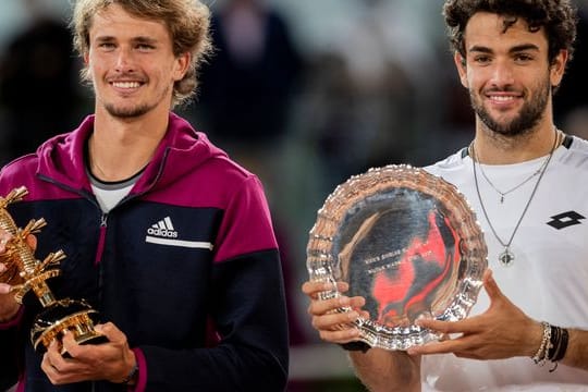 Madrid-Sieger Alexander Zverev (l) und der Zweitplatzierte Matteo Berrettini erhalten ihre Trophäen während der Siegerehrung.