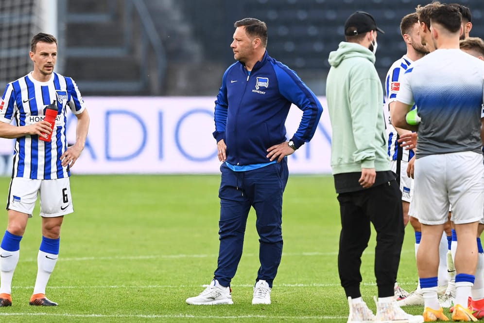 Nach dem 0:0 gegen Bielefeld: Hertha-Trainer Dardai (M.) zwischen seinen Spielern.