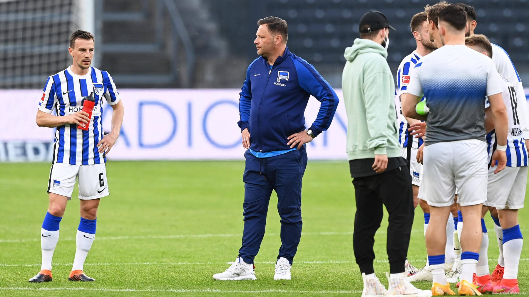 Nach dem 0:0 gegen Bielefeld: Hertha-Trainer Dardai (M.) zwischen seinen Spielern. Nach dem 0:0 gegen Bielefeld: Hertha-Trainer Dardai (M.) zwischen seinen Spielern.
