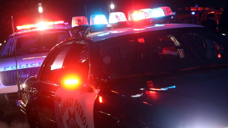 Ein amerikanischer Polizeiwagen mit Blauclichtern (Symboldbild). In Colorado wurde die Polizei zu einer Gewalttat bei einer Geburtstagsfeier gerufen.