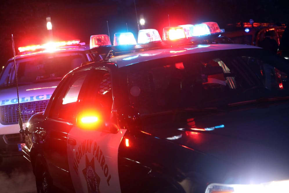 Ein amerikanischer Polizeiwagen mit Blauclichtern (Symboldbild). In Colorado wurde die Polizei zu einer Gewalttat bei einer Geburtstagsfeier gerufen.
