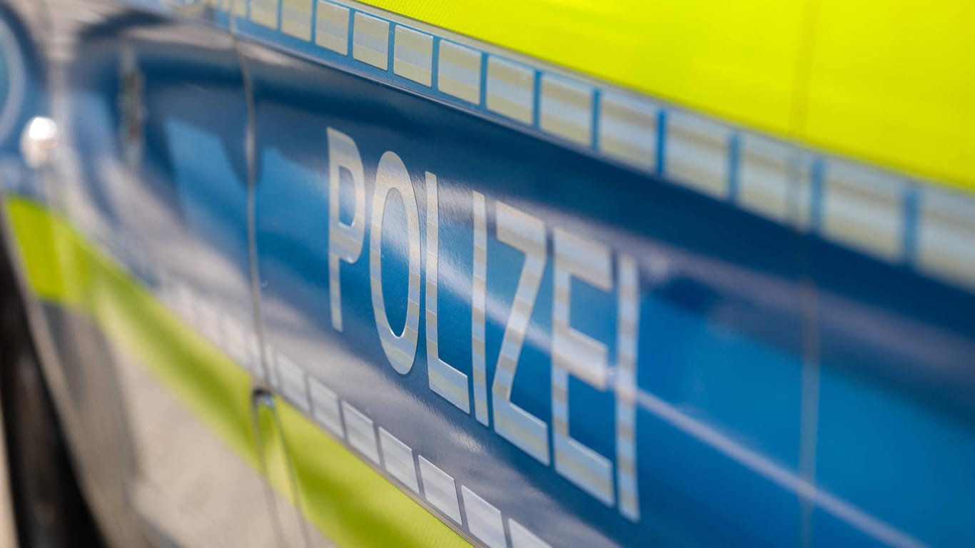 Ein Streifenwagen der Polizei (Symbolbild). In Dortmund haben Beamte auf einen Mann geschossen, der zwei Familien bedroht hat.
