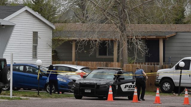 Ein Schütze eröffnete das Feuer auf einer Geburtstagsparty in Colorado und tötete sechs Erwachsene, bevor er sich selbst tötete. Ein Schütze eröffnete das Feuer auf einer Geburtstagsparty in Colorado und tötete sechs Erwachsene, bevor er sich selbst tötete.