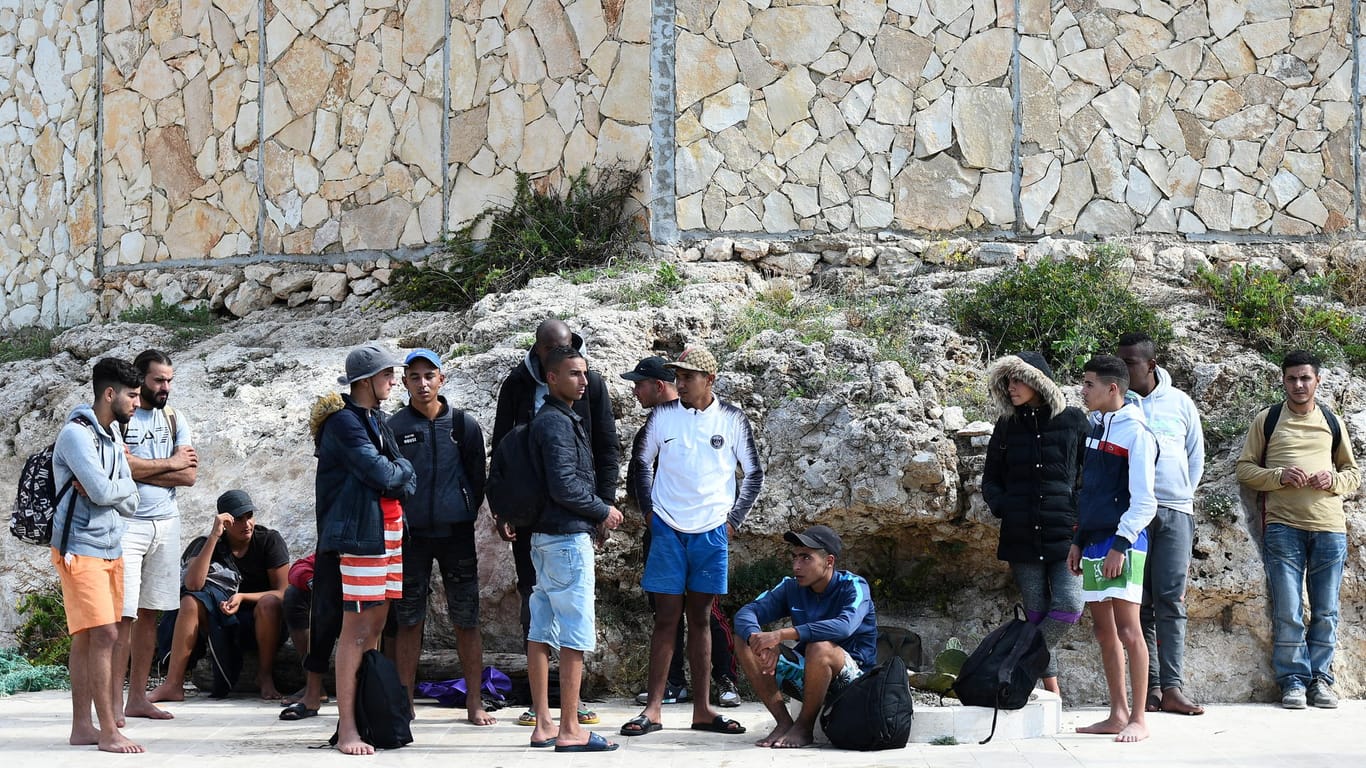 Menschen kommen per Boot auf Lampedusa an (Archivbild): Der Seeweg über das Mittelmeer gilt als eine der wichtigsten Routen für die Menschen auf dem Weg nach Europa.