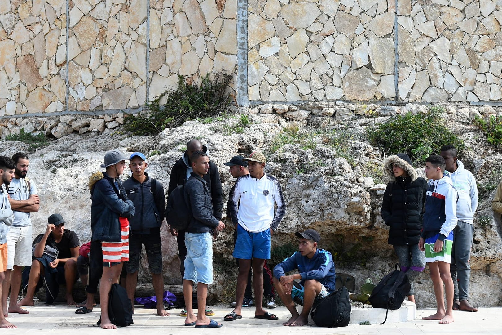 Menschen kommen per Boot auf Lampedusa an (Archivbild): Der Seeweg über das Mittelmeer gilt als eine der wichtigsten Routen für die Menschen auf dem Weg nach Europa.