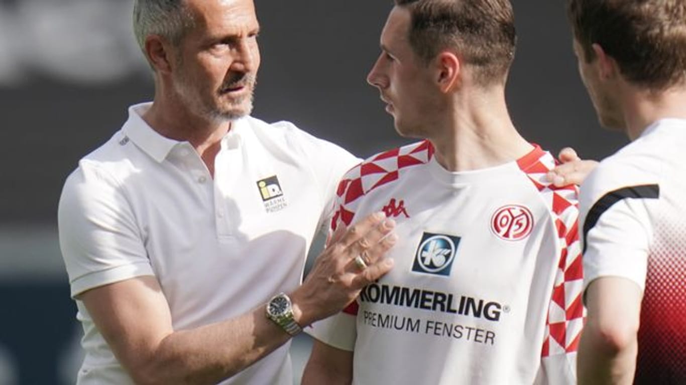 Frankfurts Trainer Adi Hütter (l) unterhält sich nach Spielende mit dem Mainzer Dominik Kohr.