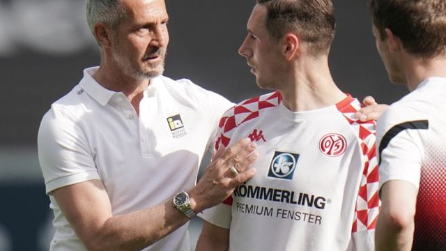 Frankfurts Trainer Adi Hütter (l) unterhält sich nach Spielende mit dem Mainzer Dominik Kohr. Frankfurts Trainer Adi Hütter (l) unterhält sich nach Spielende mit dem Mainzer Dominik Kohr.