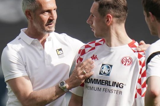 Frankfurts Trainer Adi Hütter (l) unterhält sich nach Spielende mit dem Mainzer Dominik Kohr.
