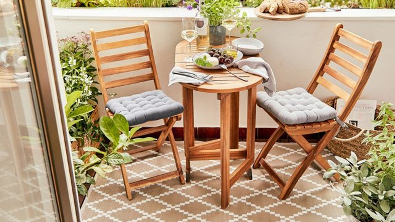 Möbel aus Holz sind ideal für den Balkon: Vollholz speichert eine angenehme Wärme und wird nicht so heiß wie Metall.