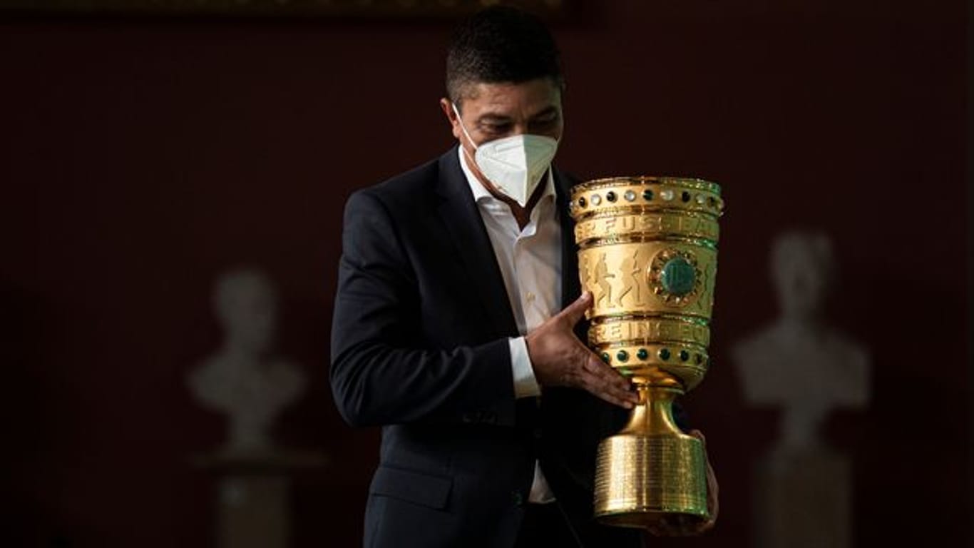 Giovane Elber, Botschafter des ausgeschiedenen Titelverteidigers FC Bayern München, bringt den DFB-Pokal zur Pokalübergabe ins Rote Rathaus.