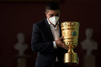 Giovane Elber, Botschafter des ausgeschiedenen Titelverteidigers FC Bayern München, bringt den DFB-Pokal zur Pokalübergabe ins Rote Rathaus.