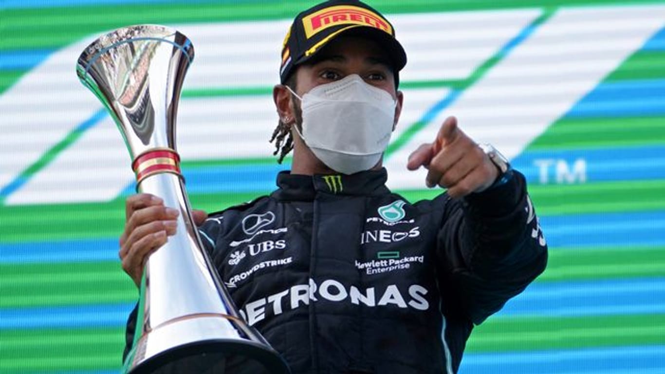 Weltmeister Lewis Hamilton bejubelt seinen Sieg beim Großen Preis von Spanien auf dem Podium.