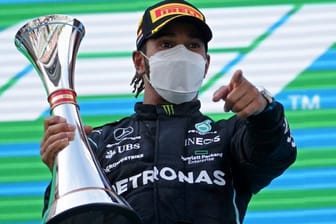 Weltmeister Lewis Hamilton bejubelt seinen Sieg beim Großen Preis von Spanien auf dem Podium.
