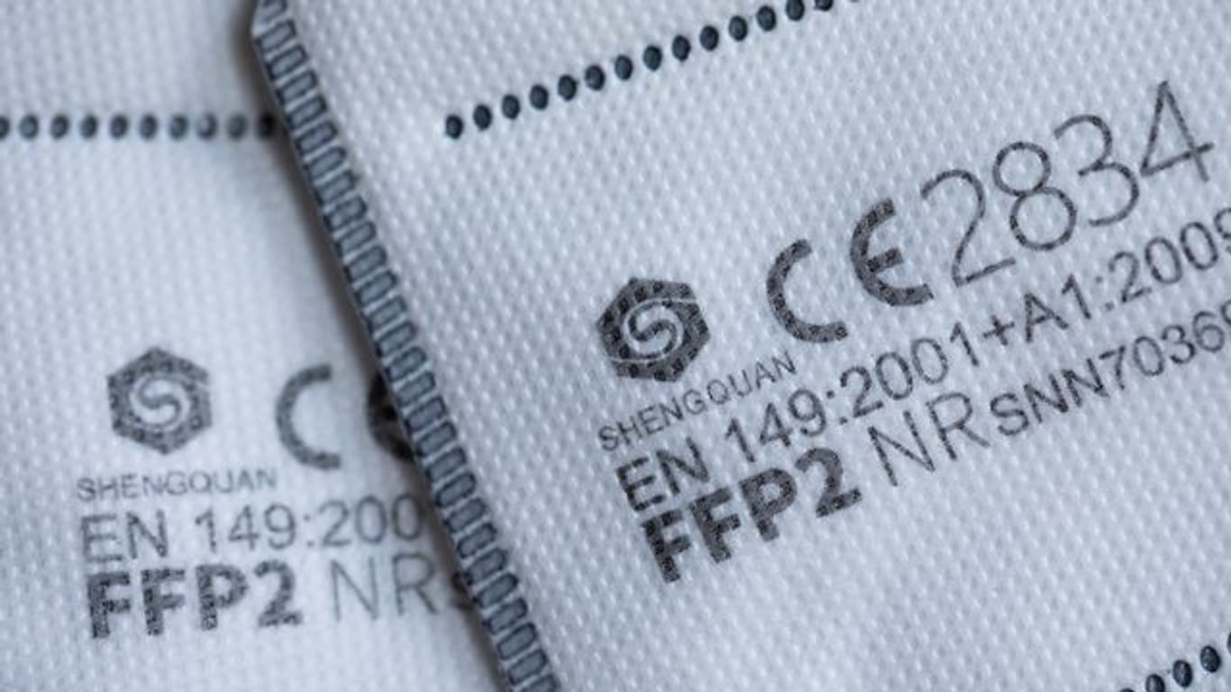 FFP2 Masken mit CE-Zertifizierung liegen auf einem Tisch (Symbolbild): Die Inzidenz in Schleswig-Holstein liegt wieder knapp über dem Wert von 50.