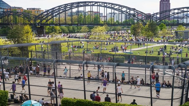 Buntes Treiben im Frankfurter Hafenpark. Buntes Treiben im Frankfurter Hafenpark.