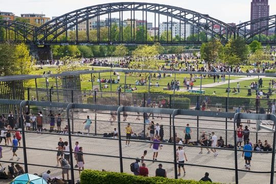 Buntes Treiben im Frankfurter Hafenpark.