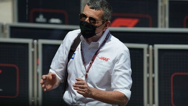 Haas-Teamchef Günther Steiner im Gerspräch mit Journalisten.