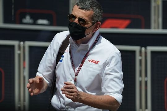 Haas-Teamchef Günther Steiner im Gerspräch mit Journalisten.