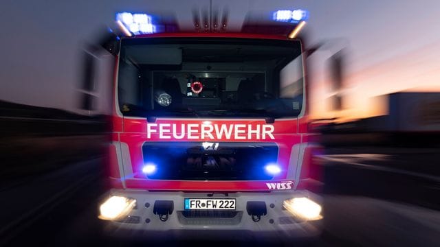 Ein Feuerwehrfahrzeug steht mit eingeschaltetem Blaulicht auf einer Straße (Symbolbild): Noch ist unklar, wie es zu dem Feuer kommen konnte. Ein Feuerwehrfahrzeug steht mit eingeschaltetem Blaulicht auf einer Straße (Symbolbild): Noch ist unklar, wie es zu dem Feuer kommen konnte.