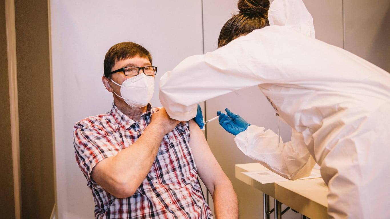 Ein Mann wird gegen das Coronavirus geimpft (Symbolbild): Die Berliner Gesundheitsverwaltung nannte die Möglichkeit zu Impfungen durch Betriebsärzte einen "Meilenstein".