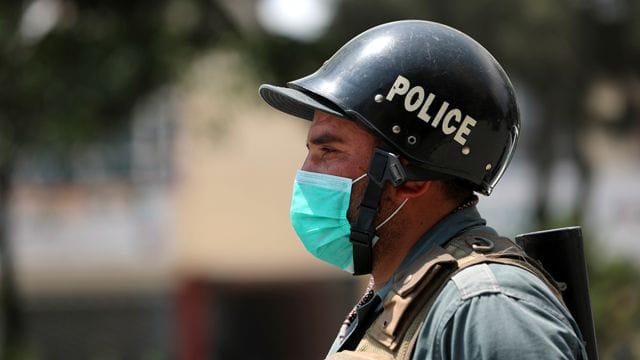 Ein Polizist in Kabul. Ein Polizist in Kabul.