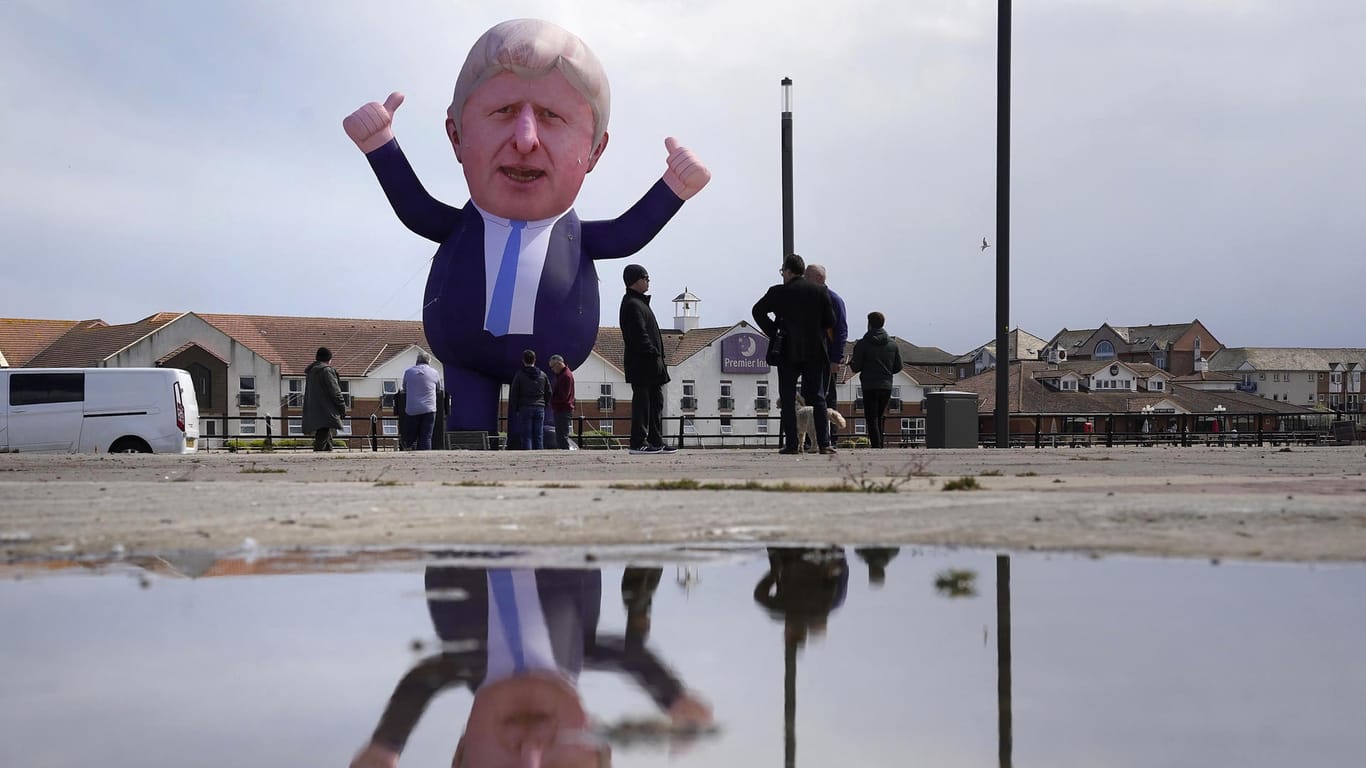Figur von Premierminister Johnson: Eine über neun Meter große aufblasbare Figur von Boris Johnson wurde an der Anlegestelle Jackson aufgestellt, nachdem die konservative Kandidatin Mortimer die Nachwahlen zum Parlament in Hartlepool gewonnen hat.