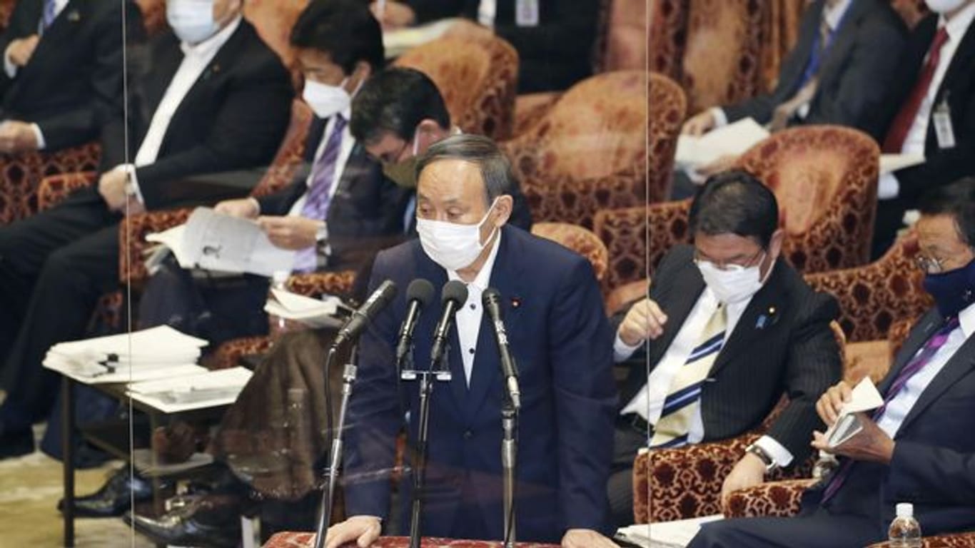 Der japanische Premierminister Yoshihide Suga spricht während einer Sitzung des Repräsentantenhauses.