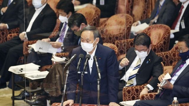 Der japanische Premierminister Yoshihide Suga spricht während einer Sitzung des Repräsentantenhauses. Der japanische Premierminister Yoshihide Suga spricht während einer Sitzung des Repräsentantenhauses.
