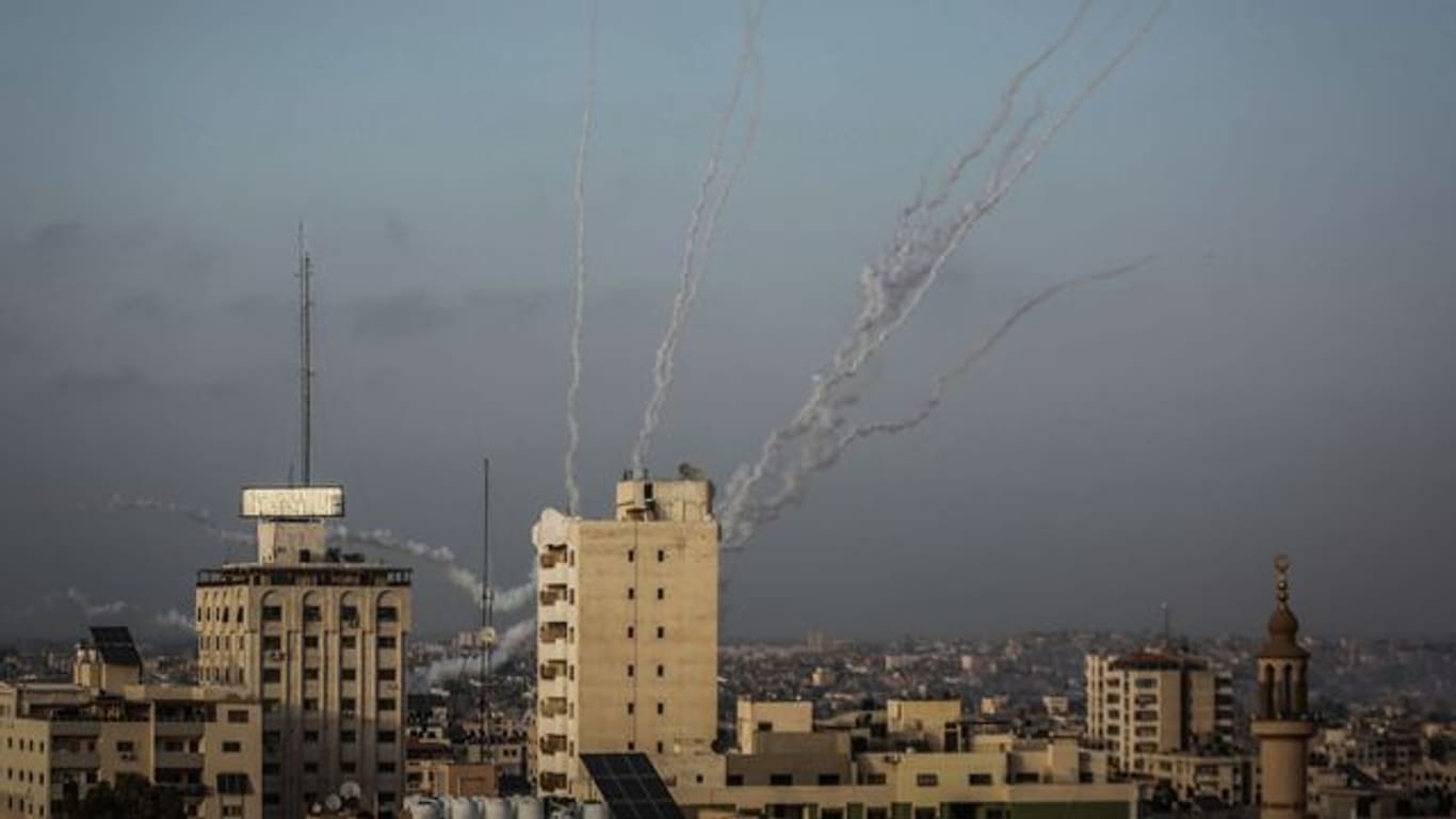 Laut einem Sprecher der israelischen Armee wurden Dutzende Raketen aus dem Gazastreifen abgefeuert.