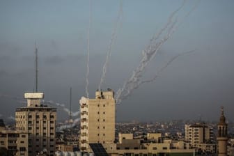 Laut einem Sprecher der israelischen Armee wurden Dutzende Raketen aus dem Gazastreifen abgefeuert.