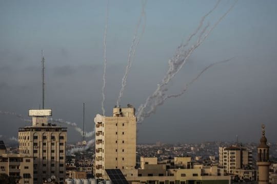 Laut einem Sprecher der israelischen Armee wurden Dutzende Raketen aus dem Gazastreifen abgefeuert.