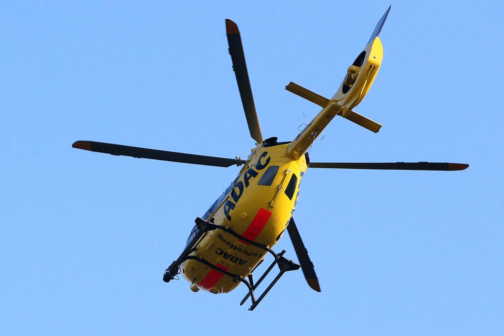 Ein Hubschrauber des ADAC (Symbolbild): Mehr als zehn Kilometer staute sich der Verkehr zurück.