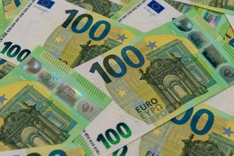 100-Euro-Geldscheine (Symbolbild): Hohe Bargeldzahlungen sollen künftig verboten sein, so die EU-Kommission.