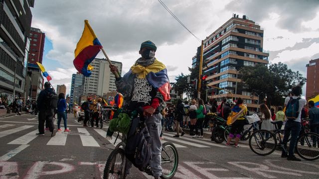Demonstrant sind in Bogotá auf die Straße gegangen. Demonstrant sind in Bogotá auf die Straße gegangen.