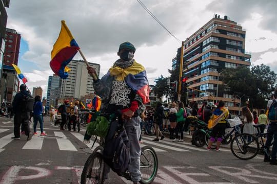Demonstrant sind in Bogotá auf die Straße gegangen.
