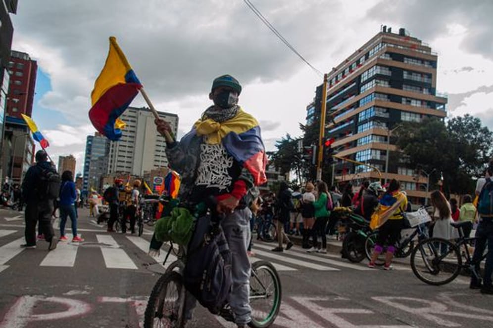 Demonstrant sind in Bogotá auf die Straße gegangen.