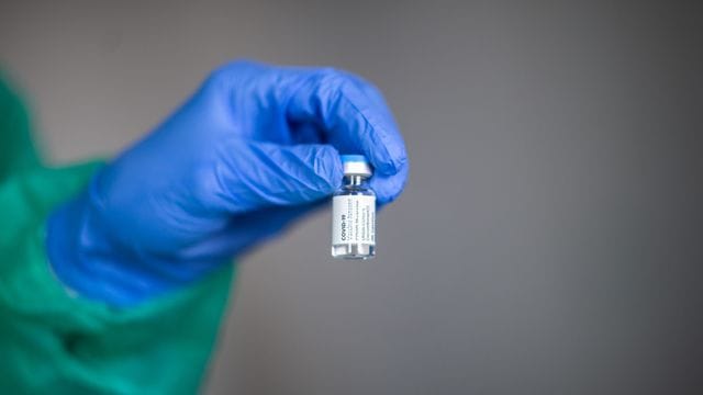 Eine Ampulle des Covid-19-Impfstoffs von Janssen (Johnson & Johnson).