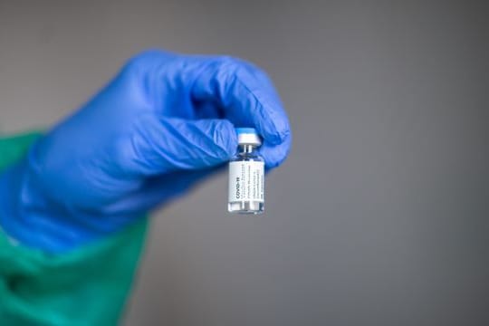 Eine Ampulle des Covid-19-Impfstoffs von Janssen (Johnson & Johnson).