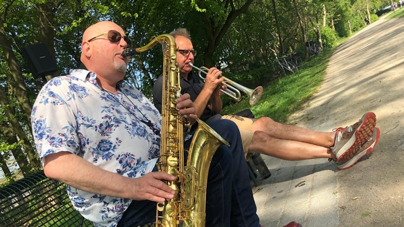 Saxophonist Bernd Delbrügge und sein Kollege Ebasa Pallada an der Trompete: Mit ihrem Freiluft-Konzert erfreuten sie sich und viele Kölner Zuhörer im Ehrenfelder Rochuspark.