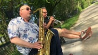 Köln: Saxophonist Delbrügge spielt Live-Konzert – Parkbank als improvisierte Bühne