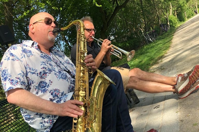 Saxophonist Bernd Delbrügge und sein Kollege Ebasa Pallada an der Trompete: Mit ihrem Freiluft-Konzert erfreuten sie sich und viele Kölner Zuhörer im Ehrenfelder Rochuspark.