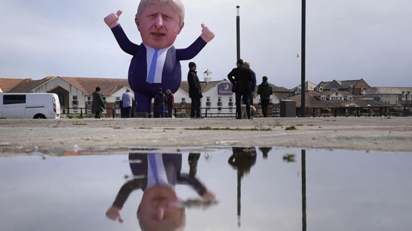Eine über neun Meter große aufblasbare Figur von Großbritanniens Premierminister Boris Johnson wurde im nordostenglischen Hartlepool aufgestellt.